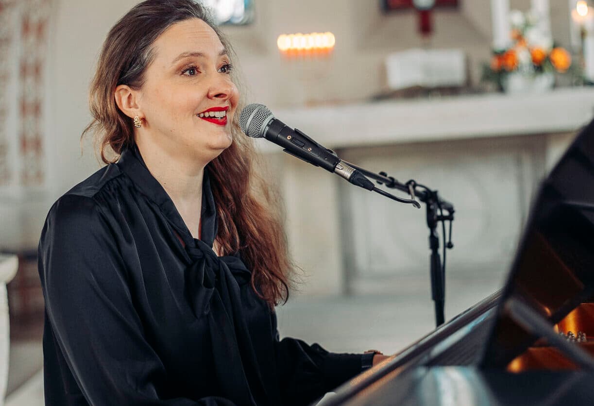 Sängerin Pianistin für Trauerfeiern – Mirjam Willeke