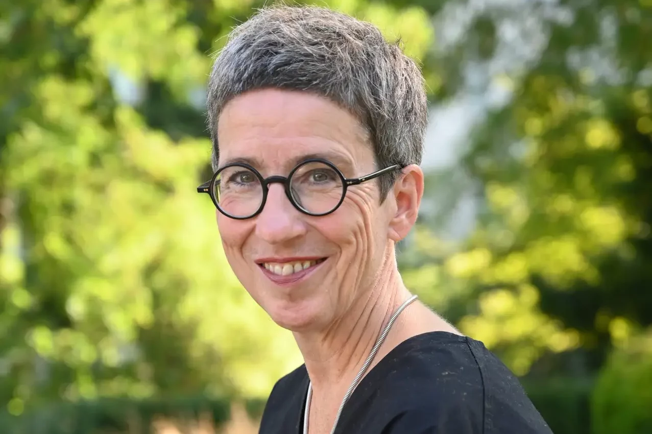 Trauerrednerin Köln Johanna Koslowsky im Team von AUF DAS LEBEN Freie Trauerfeier Köln NRW