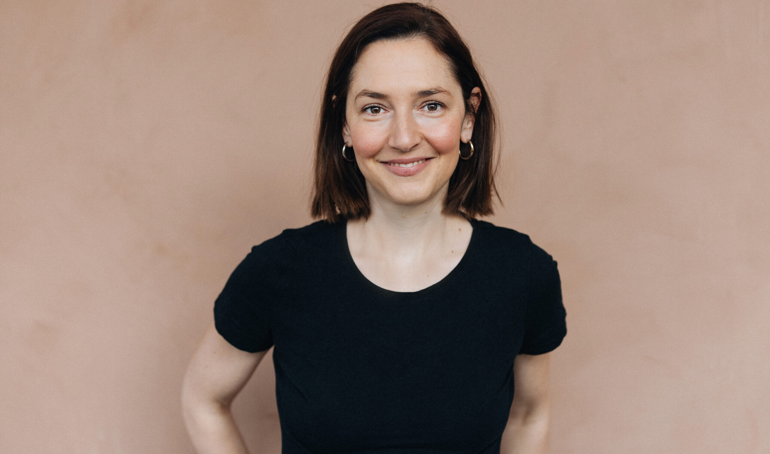 Trauerrednerin Köln Sarah im Team von AUF DAS LEBEN Freie Trauerfeier NRW