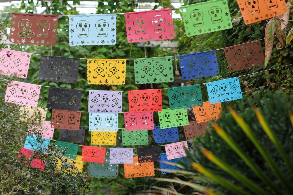 Bunte Dekoration zum "Día de los muertos" -Trauerkultur in anderen Ländern